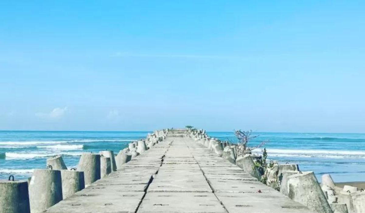 Rekomendasi Banget Miliki Keindahan dan Keunikan, Pantai Ayah di Kabupaten Kebumen Simak Disini Mitosnya