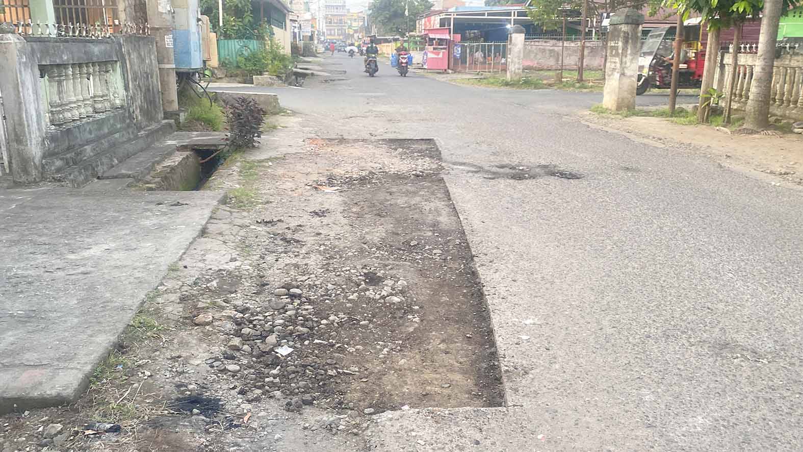 Jalan Berlubang Mulai Diperbaiki, Warga Sambut Gembira