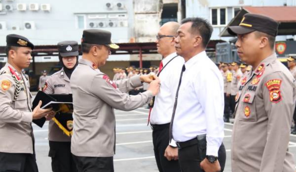 Kapolda Sumsel Berikan Reward kepada Anggotanya yang Berhasil Tangkap Pelaku Perampokan Toko Emas