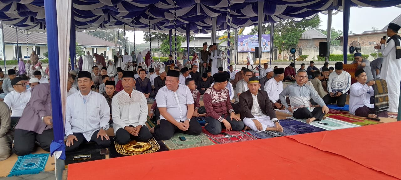 Fauzan dan Warga Empat Lawang Shalat Idul Adha Bersama di Lapangan Kantor Bupati