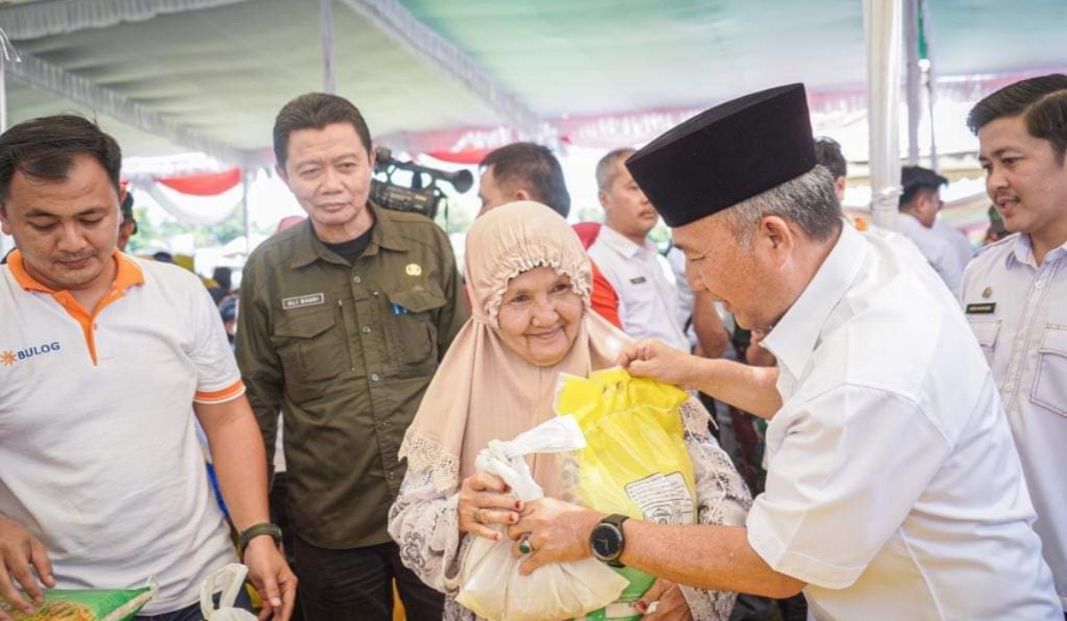 Pj Bupati Apriyadi Turunkan Ribuan Paket Sembako Murah di Babat Toman