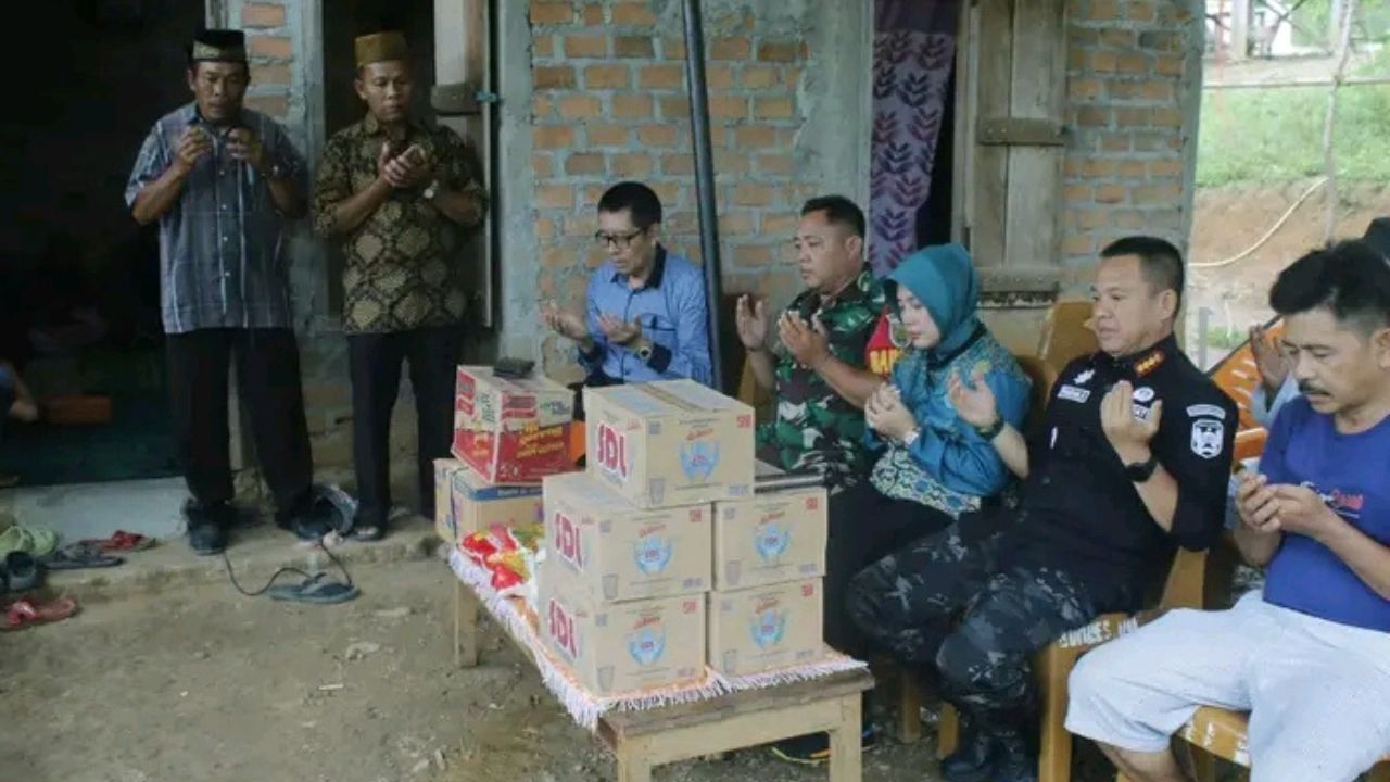 Penjabat Bupati Empat Lawang Kunjungi Rumah Duka Korban Hanyut di Desa Ulak Dabuk