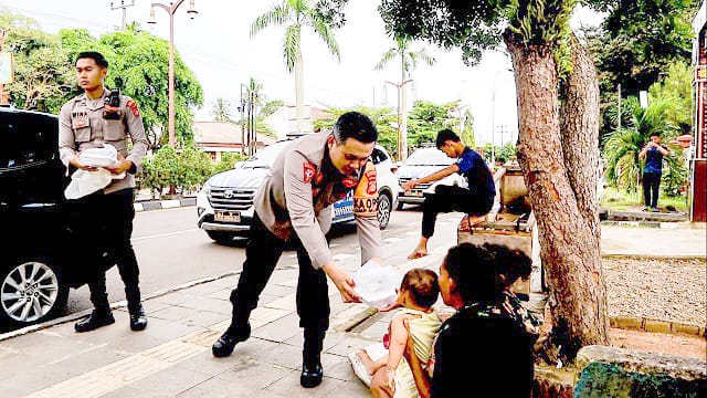 Polres Muba Bagikan 100 Paket Takjil untuk Warga di Sekayu