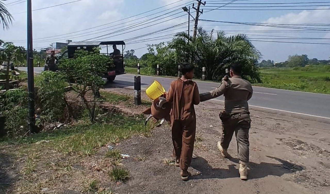 Satpol PP Muba Tertibkan Badut Jalanan dalam Patroli Trantibum di Sekayu