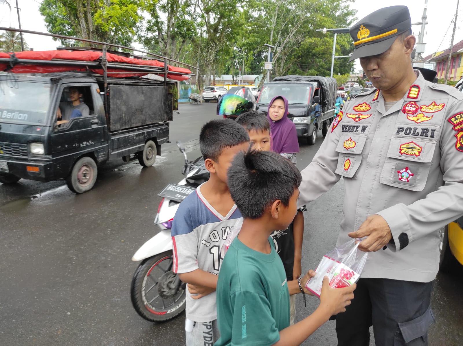 Bagi-bagi Takjil, Kabag Ops Ajak Jaga Harkamtibmas Saat Ramadhan