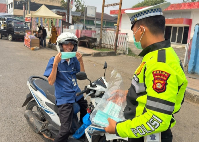 Peduli Kesehatan Pengguna Jalan, Polantas Empat Lawang Bagikan Masker Gratis