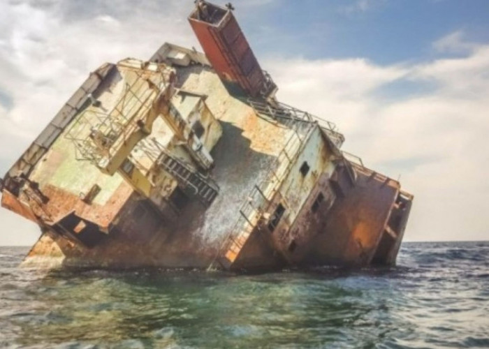 Legenda Lautan yang Hilang: Kisah Kapal Karam di Pantai Panjang