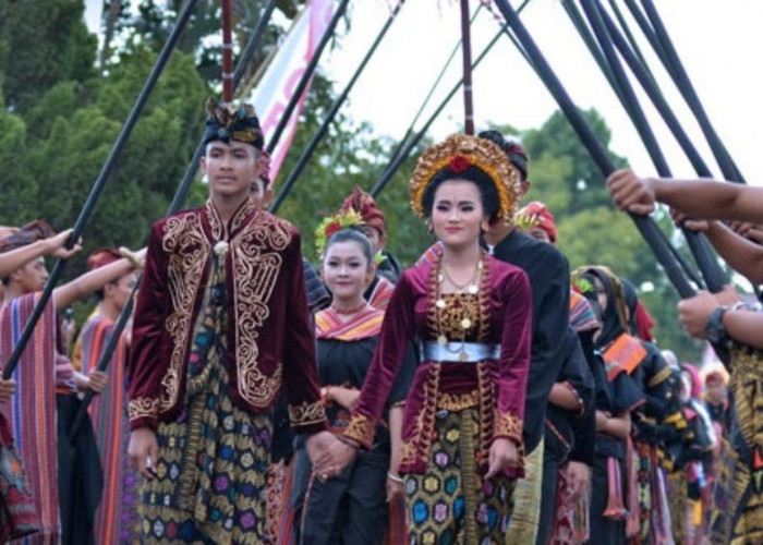 Gila dan Tidak Masuk Akal, 5 Tradisi Aneh Suku di Indonesia, Nyeleneh!?