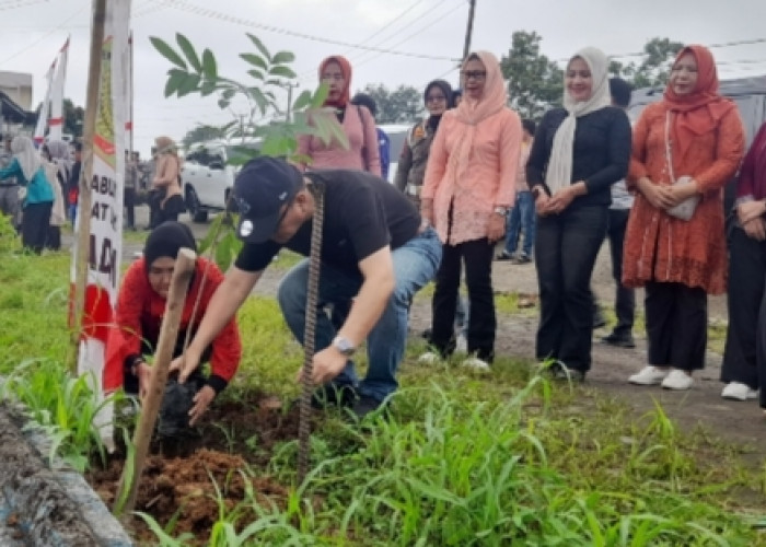 Hijaukan Empat Lawang di Usia ke-19, Bupati Pimpin Penanaman Pohon dan Tebar Benih Ikan
