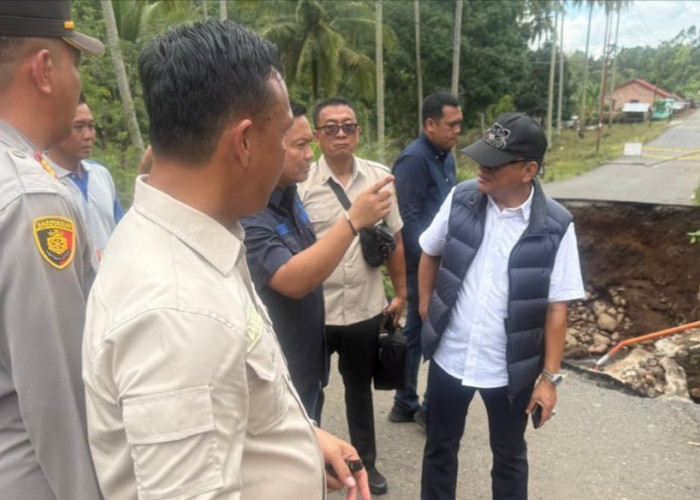 Darli Ketua DPRD Empat Lawang Tinjau Jalan Putus di Muara Pinang, Minta Gubernur Segera Bangun Jembatan