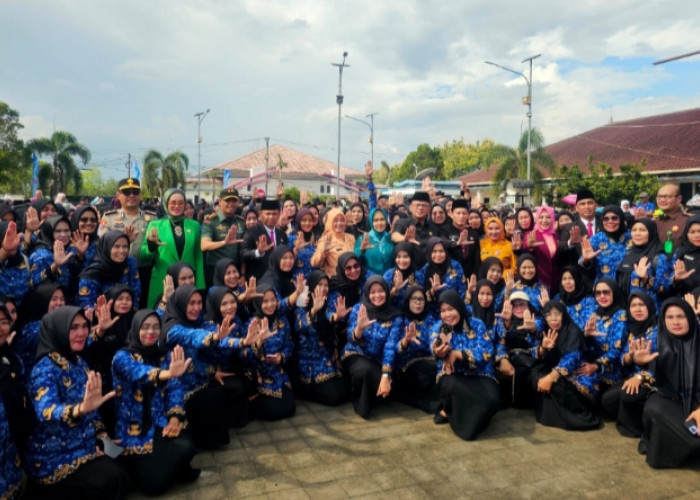 Diguyur Hujan, 2.502 PPPK Paruh Waktu Tetap Khidmat Ikuti Pengukuhan, Diminta Disiplin Siap Layani Masyarakat