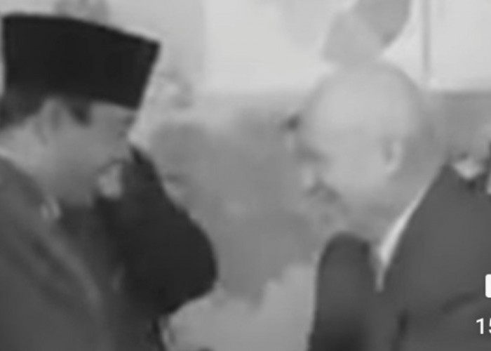Bagaimana Soekarno Menundukkan Uni Soviet: Sebuah Episode Diplomasi yang Menarik