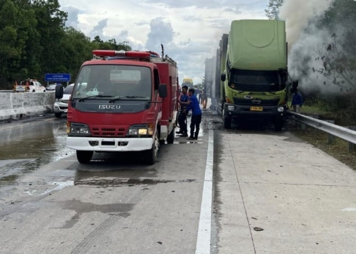 Truk Pengangkut Paket Terbakar di Tol Terpeka, Api Diduga Berasal dari Muatan