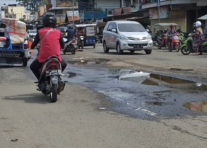 Jalan Lintas Tengah Sumatera di Empat Lawang Rusak Parah, Pengendara Diminta Waspada