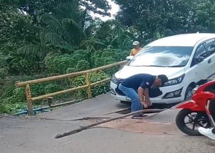 Jembatan Jebol di Ogan Ilir Nyaris Telan Korban, Mobil Terperosok di Lubang!