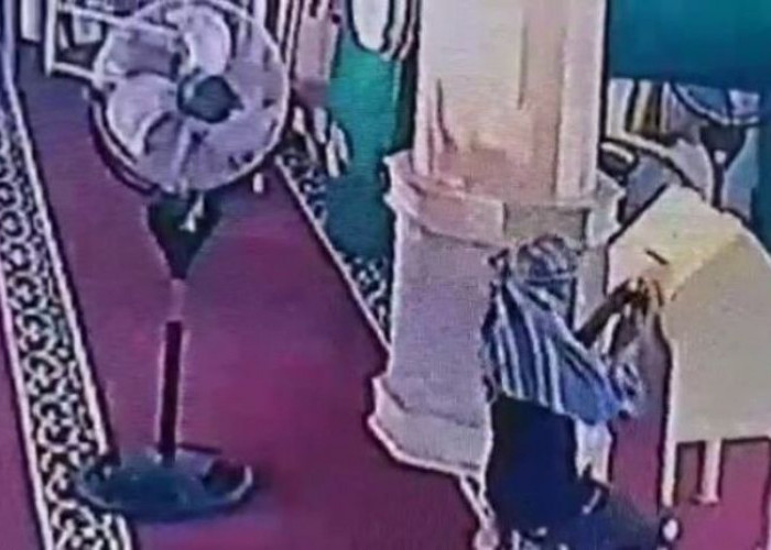 TEREKAM CCTV! Pencuri ala Ninja Coba Gasak Kotak Amal Masjid