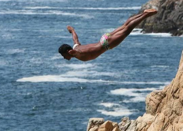 Terjun dari Tebing: Cliff Diving di Acapulco, Meksiko