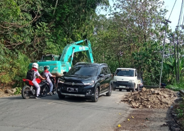 Warga Pertanyakan Pengerukan Bahu Jalan di Tebing Alai yang Sebabkan Kemacetan