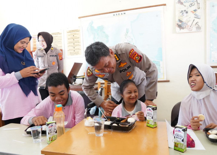 Polda Sumsel Berikan Makanan Bergizi dan Susu Gratis untuk Siswa SLB YPAC Palembang