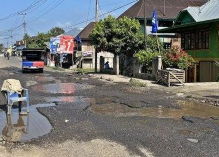 Tantangan Berat: Jalan Provinsi Menuju Empat Lawang-Pagaralam Tenggelam dalam Kubangan Lumpur