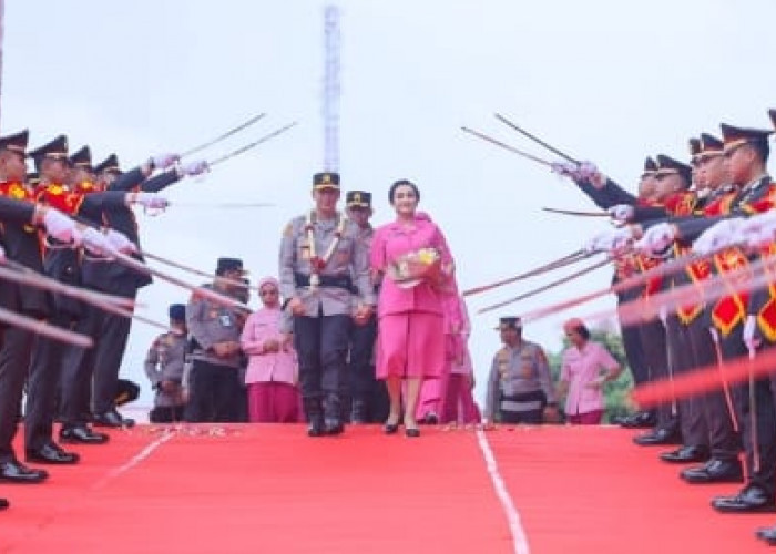 Komjen A Rachmad Wibowo Dilepas dengan Tradisi Pedang Pora, Haru dan Air Mata Iringi Kepergiannya dari Polda 