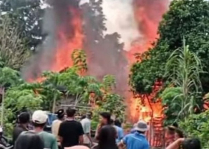Kebakaran Hebat di Empat Lawang, Dua Rumah Hangus, Kerugian Capai Rp800 Juta