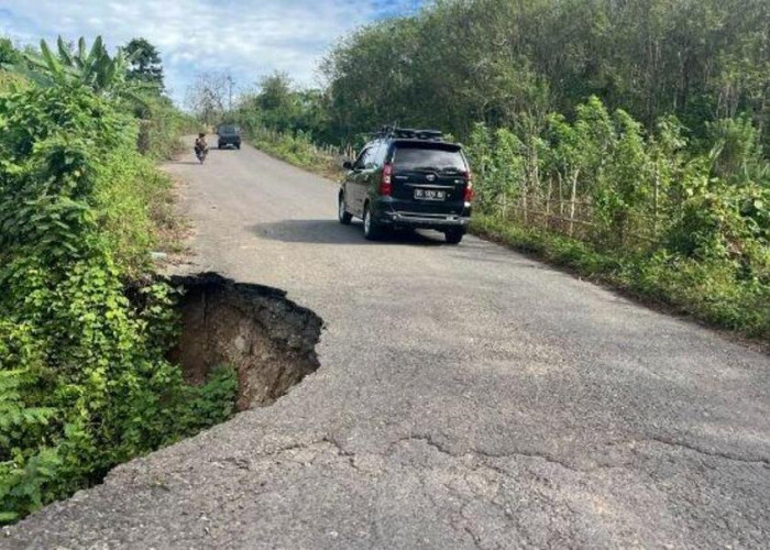 Jalan Poros Pendopo Tebing Tinggi Terancam Putus, Warga Minta Perbaikan Menyeluruh