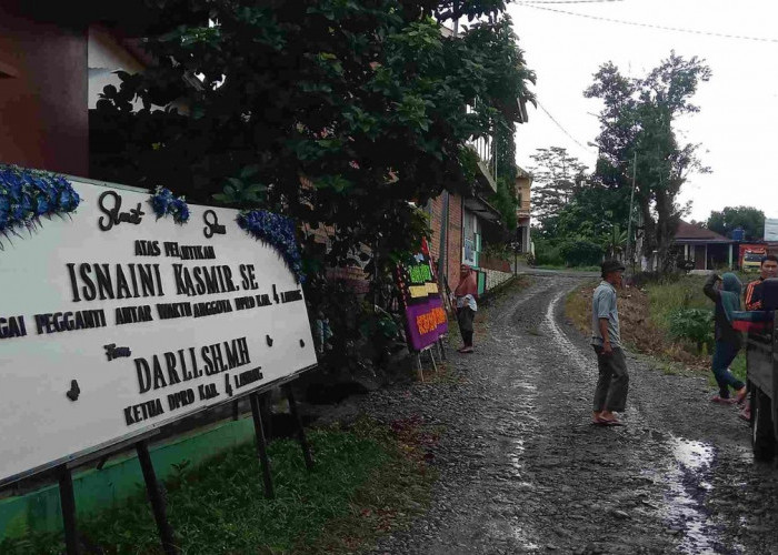 Jelang Pelantikan Sebagai PAW Anggota DPRD Empat Lawang, Rumah Isnaini Kasmir Dipenuhi Karangan Bunga 