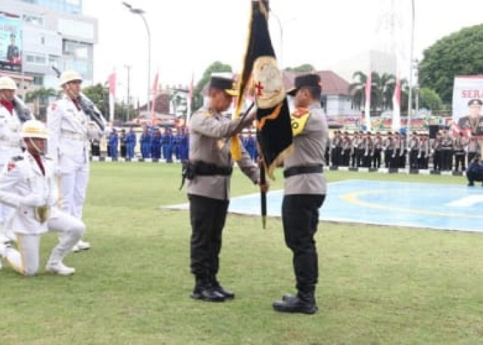 Pataka ‘Atidhira Wira Bhakti’ Resmi Diserahkan, Tandai Tongkat Komando Polda Sumsel Beralih ke Irjen Andi Rian