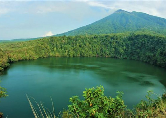 Misteri Danau Tolire di Ternate - Kutukan, Buaya Putih, dan Harta Karun Kesultanan Ternate