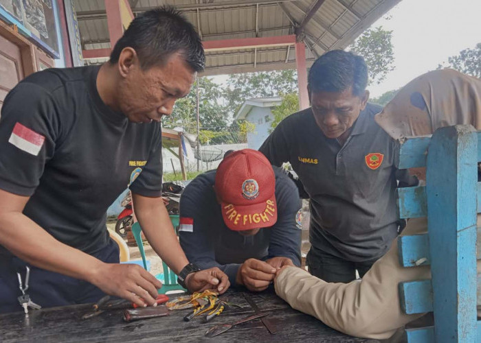 Petugas Damkar Musi Rawas Bantu Warga Lepas Cincin yang Membuat Jari Bengkak