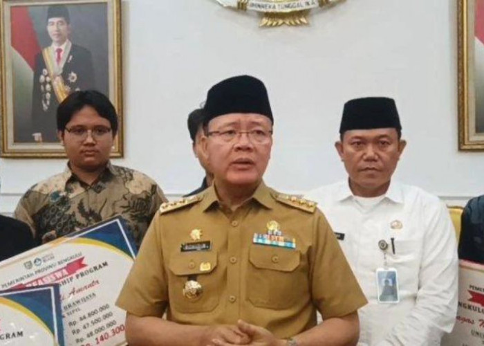 MANTAP! Gubernur Bengkulu Berikan Beasiswa Leadership untuk 10 Ketua OSIS Terbaik