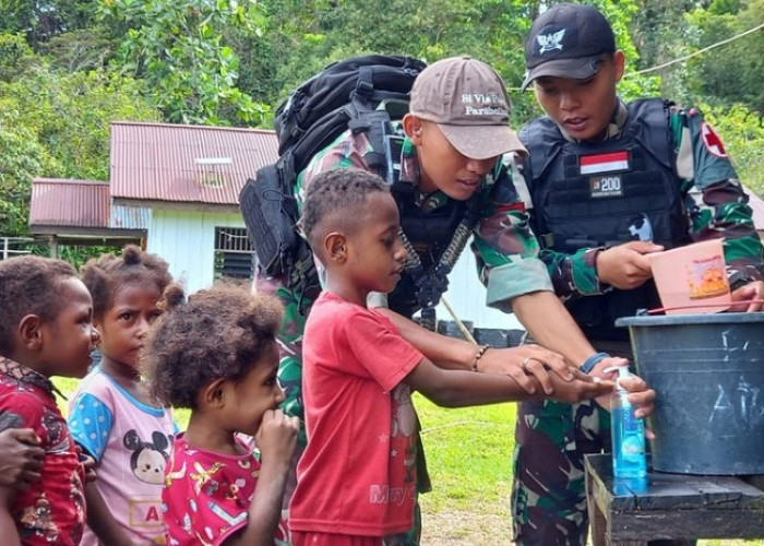 Personel Satgas Yonif Raider 200/BN Ajak Belajar Anak-anak Papua yang Datang ke Pos