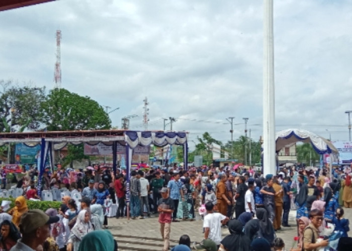 Halaman Kantor Pemkab Empat Lawang Membeludak, 449 PPPK Formasi 2024 Resmi Dilantik