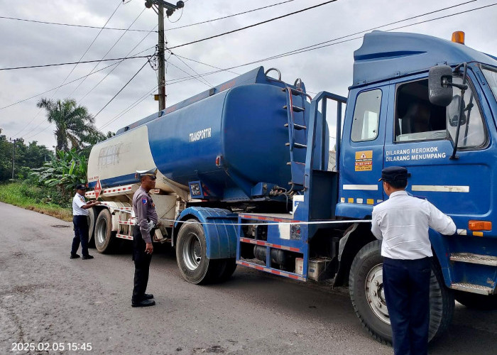 Tim Gabungan Tertibkan Kendaraan Over Tonase di Ruas Jalan Sungai Lilin - Keluang