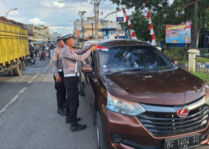 Satlantas Polres Empat Lawang Bagikan Bendera Merah Putih di Jalan Raya, Sambut HUT RI ke-80