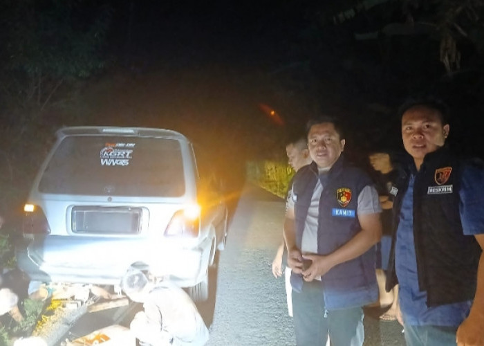 Respons Kilat Call Center 110, Polsek Pendopo Sigap Bantu Warga yang Mobilnya Mogok di Depan Puskesmas