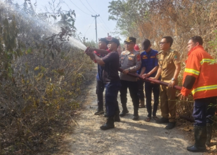 Cegah Api Meluas, Polsek Tebing Tinggi Bersama Tim Gabungan Padamkan Karhutla di Tanjung Kupang