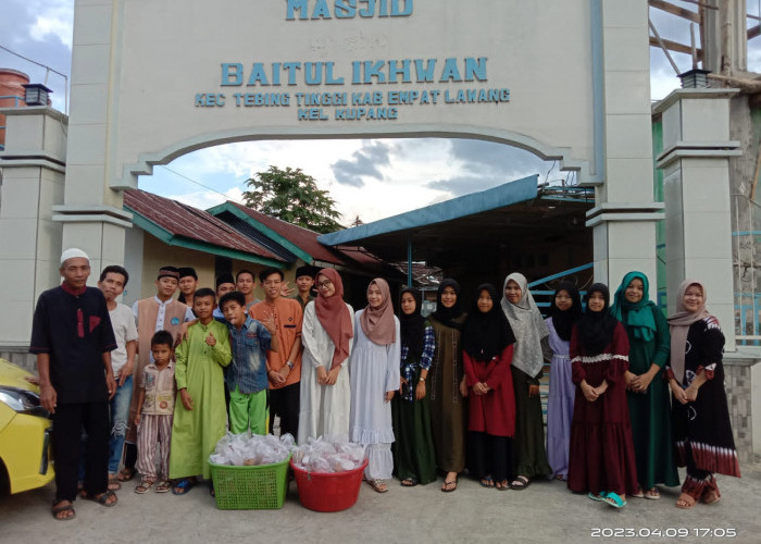 Menjelang Buka Puasa Remaja Masjid Baitul Ihkwan Kelurahan Kupang Bagi-Bagi Takjil