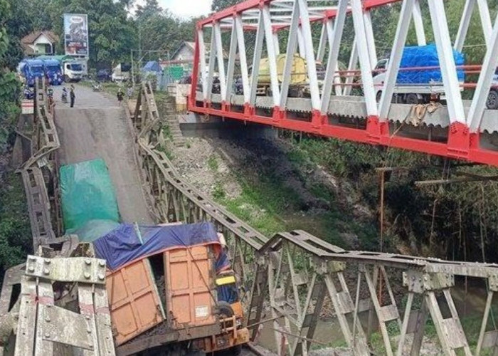 4 Truk Terjebak di Jembatan Ambruk Muara Lawai Lahat, Dua Sopir Luka Serius