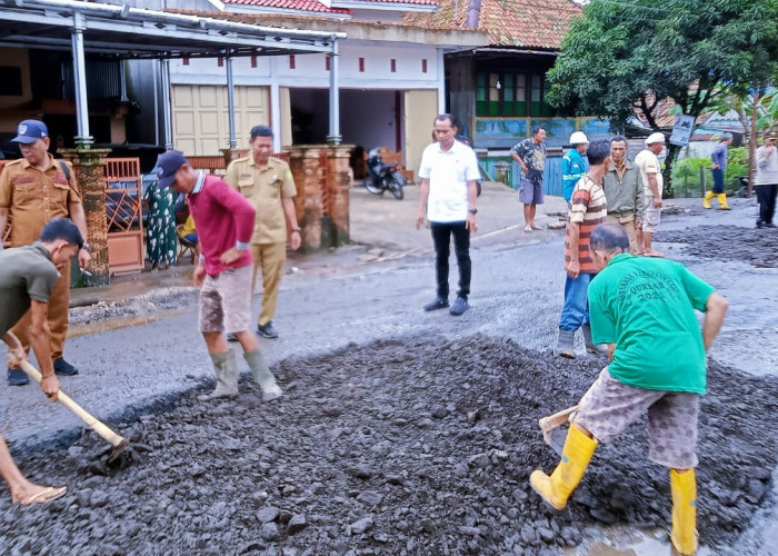 Camat Sanga Desa dan Warga Gotong Royong Perbaiki Jalan Rusak di Lintas Lubuk Linggau-Sekayu