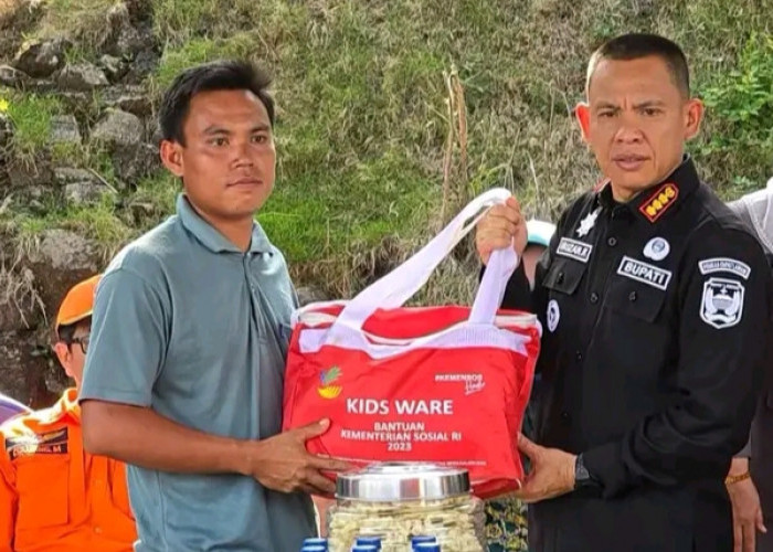 Pj Bupati Empat Lawang Tinjau Lokasi dan Serahkan Bantuan untuk Korban Kebakaran di Desa Remantai