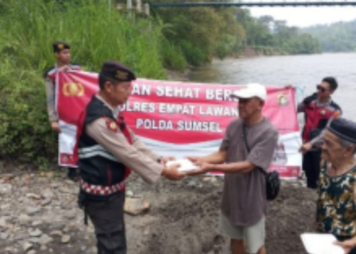 Polres Empat Lawang Gelar Aksi Sosial, Bagikan 50 Kotak Nasi kepada Warga Di Pangkalan Batu 