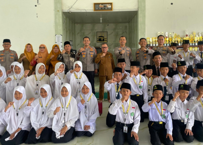 Bersama Santri, Polres Empat Lawang Gelar Bakti Sosial di Ponpes Daarul Mahabbah