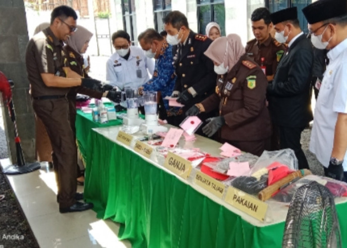 Kejaksaan Negeri Empat Lawang Musnahkan Barang Bukti yang Telah Berkekuatan Hukum Tetap 