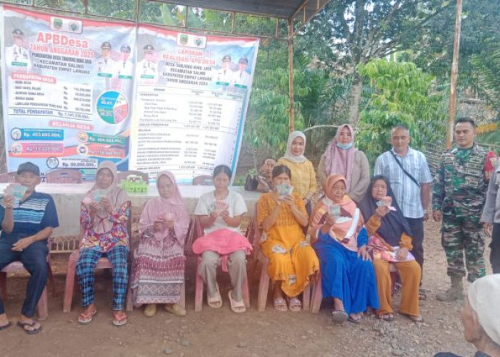 Bhabinkamtibmas Kawal Penyaluran BLT di Desa Tanjung Ning Jaya, 25 Warga Terima Bantuan Rp 1,8 Juta