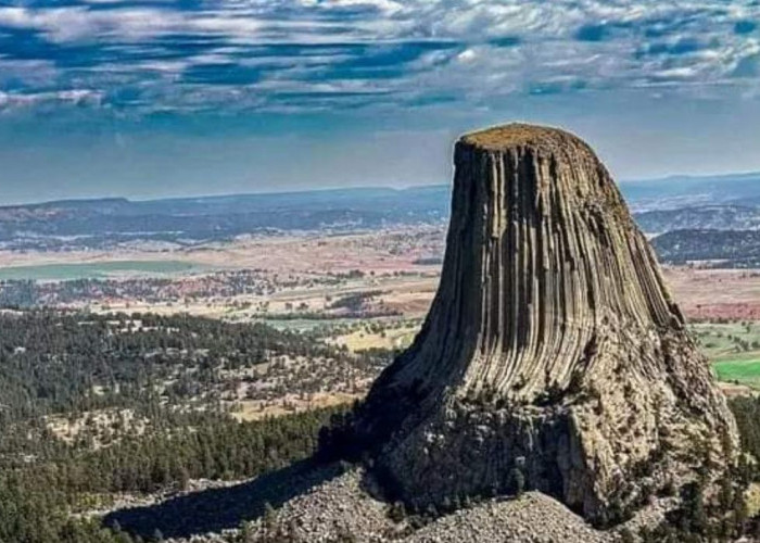 Devils Tower: Keindahan dan Misteri Tebing Menjulang di Wyoming