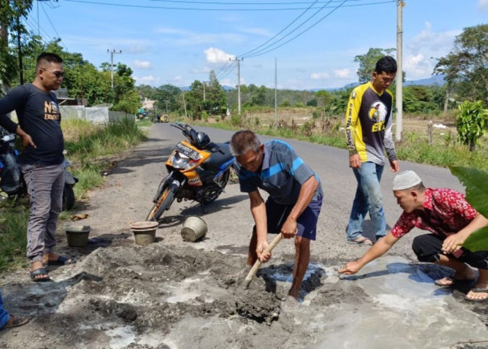 Sering Terjadi Kecelakaan Tunggal, Warga Inisiatif Timbun Jalan Menggunakan Dana Pribadi