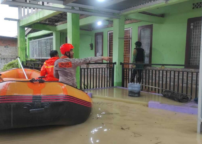 Banjir Lahat Lumpuhkan Aktivitas Warga, Anak Kecil Dievakuasi dan Pohon Tumbang