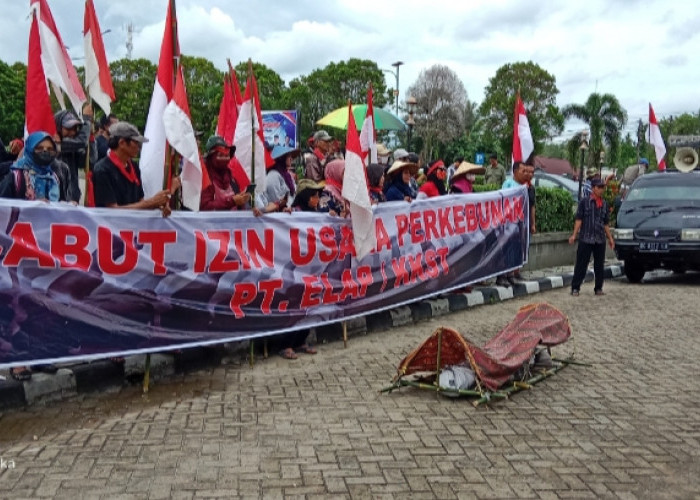 Bawa Keranda Mayat, Ratusan Warga Tuntut Pencabutan Izin Perusahaan Sawit